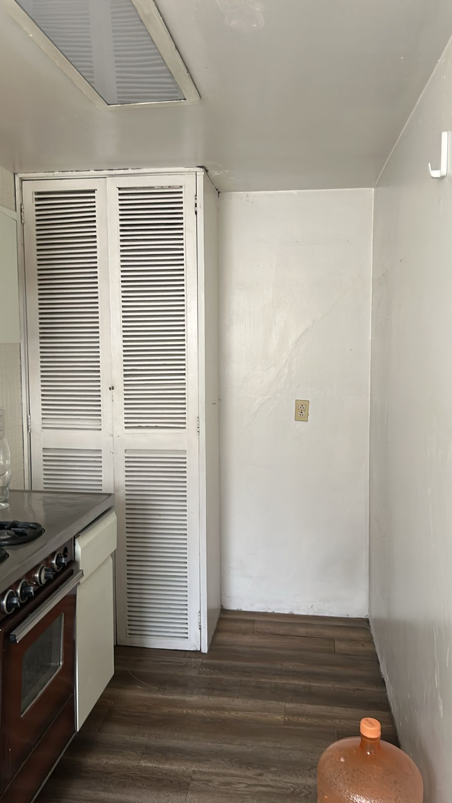 Cocina con alacena y piso tipo madera